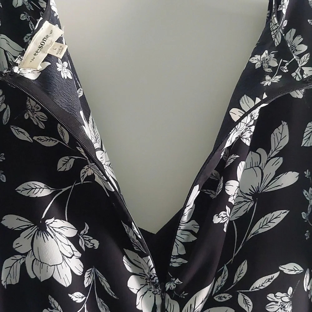 Black & White Floral shorts romper size Large euc - Picture 7 of 7